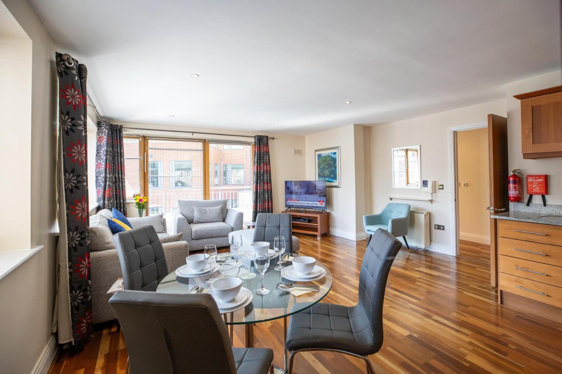 Georgian Square Apartment *